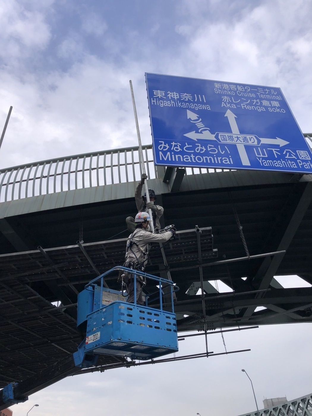 高速道路の標識メンテナンス