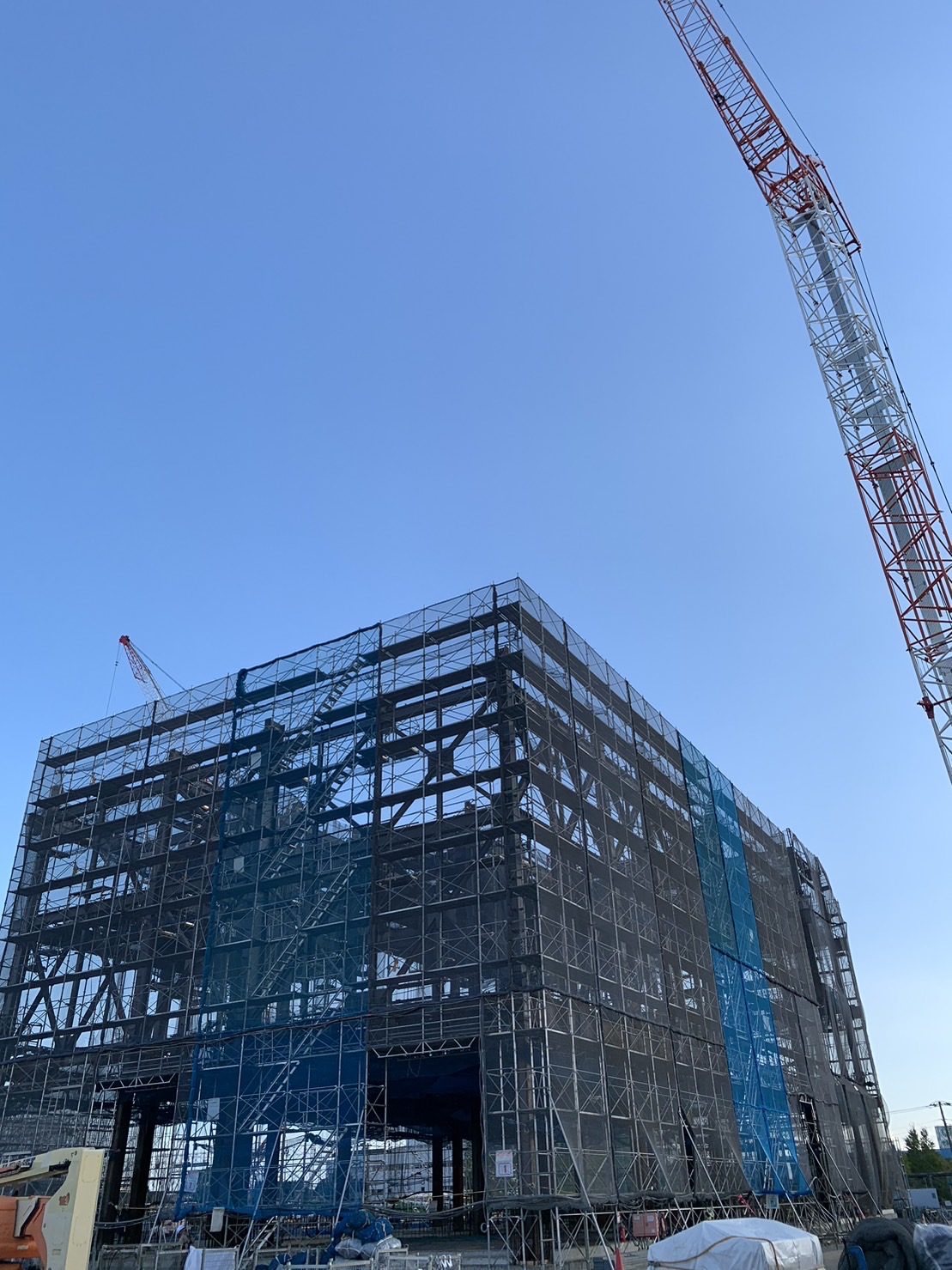 タワークレーンと建物を囲む足場