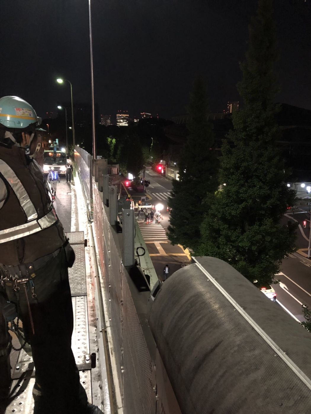 夜間の現場で作業するスタッフ
