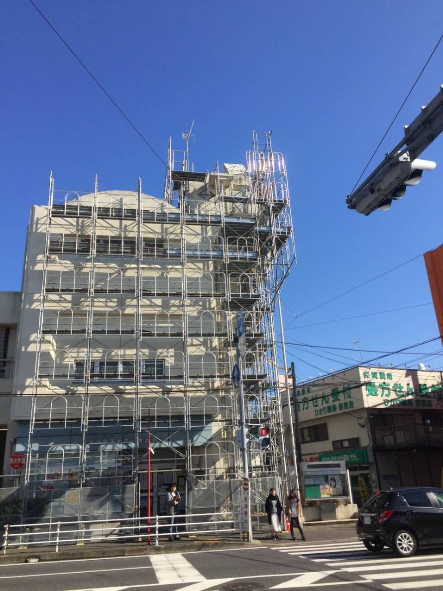 足場の施工が完了した建物