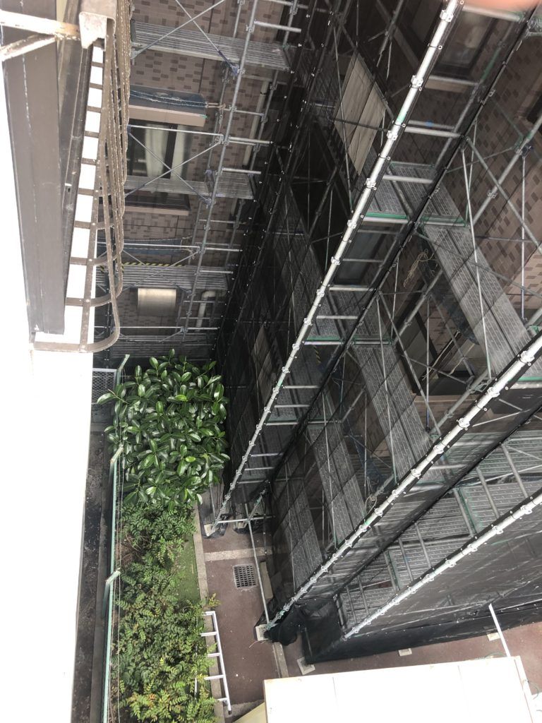 建物に沿って組まれた足場